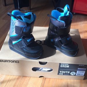Burton size 7C snowboard shoes